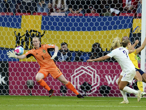 L'Angleterre écrase la Suède et jouera 