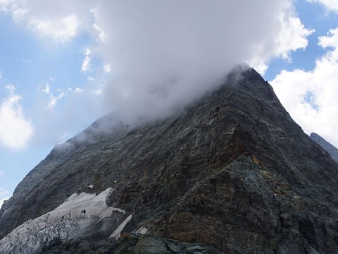 Un alpiniste fait une chute mortelle sur le Cervin