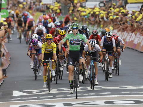 Wiebes récidive au sprint, Vos assure