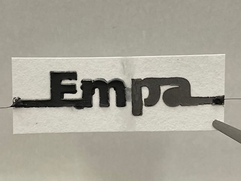 Une pile en papier jetable qui peut être activée par l'eau