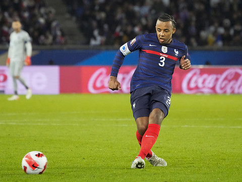 Le Barça officialise le transfert de Jules Koundé