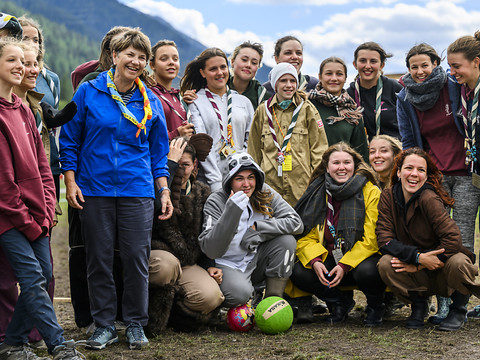 La conseillère fédérale Viola Amherd visite le camp scout fédéral