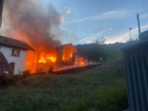 Un incendie ravage trois bâtiments, dont une maison, à Darnona