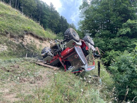 Un tracteur se retourne à Lauwil (BL): un blessé grave