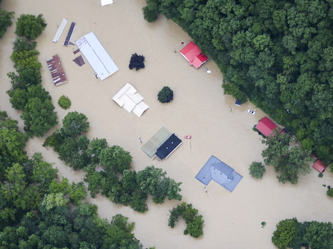 Dans le Kentucky inondé, du porte-à-porte pour compter les morts