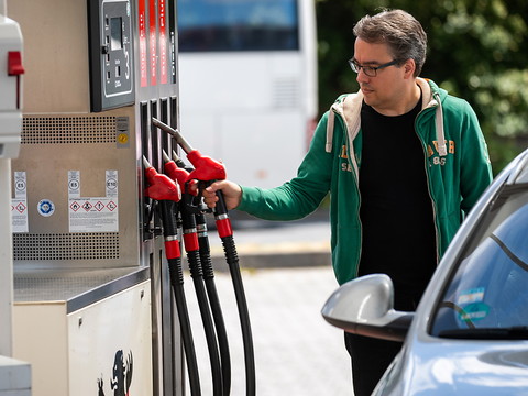 Le pétrole poursuit sa baisse, le Brent sous 100 dollars
