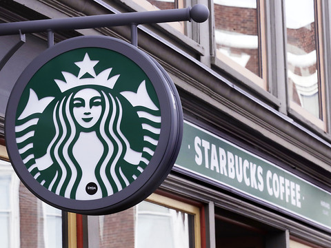 Starbucks gagne moins d'argent au 2e trimestre, ventes en hausse