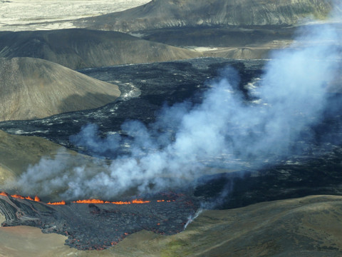 Eruption dans une fissure volcanique près de Reykjavik