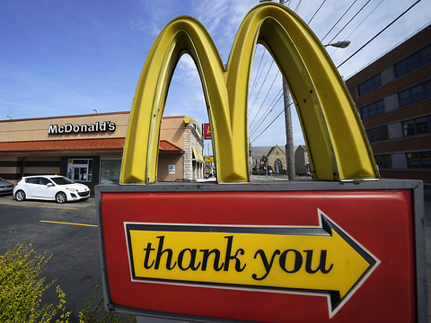 Un serveur de McDonald's blessé par balle pour des frites froides