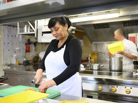 Un quart des réfugiés ukrainiens en emploi sont dans la gastronomie