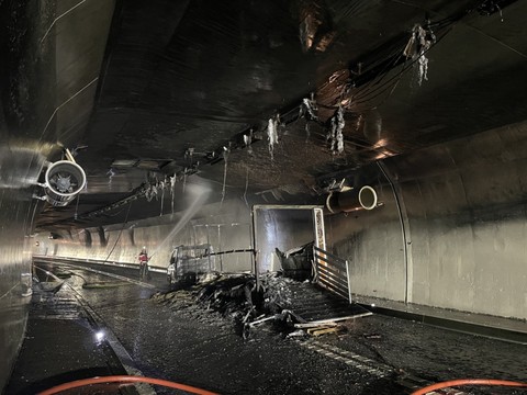 Véhicule transportant des chevaux en feu dans un tunnel à Klosters