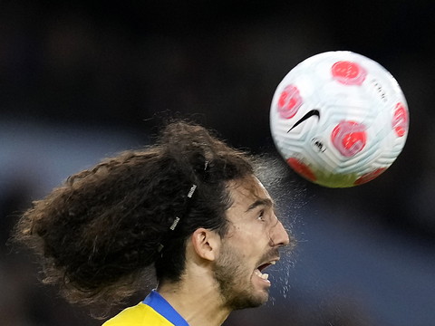 Cucurella signe six ans à Chelsea, où Azpilicueta prolonge