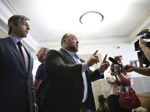 Alex Jones condamné à verser 45 millions pour avoir nié une tuerie