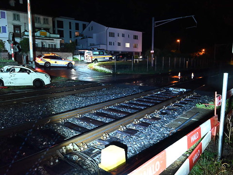 Un RER percute une voiture bloquée sur les voies à Staad SG