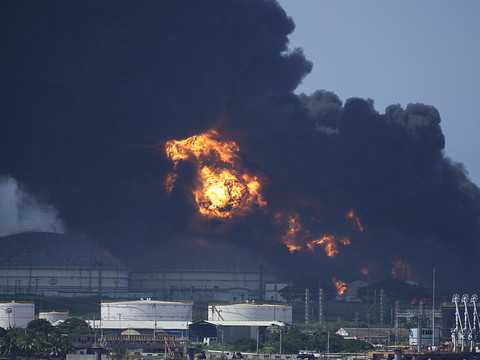 Au moins un mort dans le gigantesque incendie d'un dépôt pétrolier