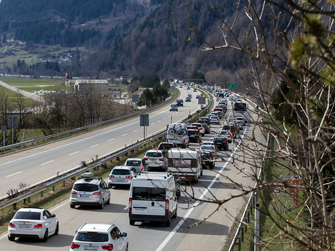 Le retour des vacanciers engorge le portail sud du Gothard