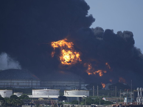 L'incendie d'un dépôt pétrolier toujours hors de contrôle