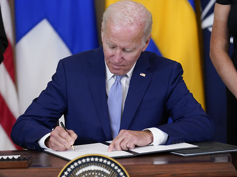 Finlande et Suède: Biden paraphe la ratification des adhésions