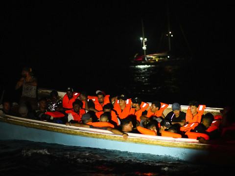 Naufrage d'un bateau de migrants en Grèce: jusqu'à 50 disparus