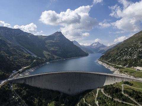 Centrale solaire sur le mur du barrage du lac de Lei