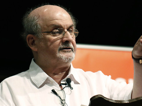 L'écrivain Salman Rushdie poignardé lors d'une conférence