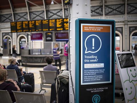 Crise du pouvoir d'achat au Royaume-Uni: nouvelle grève des trains