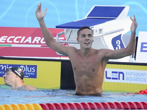 A 17 ans, David Popovici s'offre le record du monde du 100 m