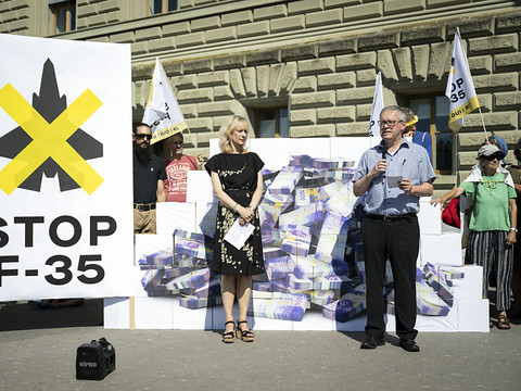 Plus de 120'000 signatures déposées contre le F-35