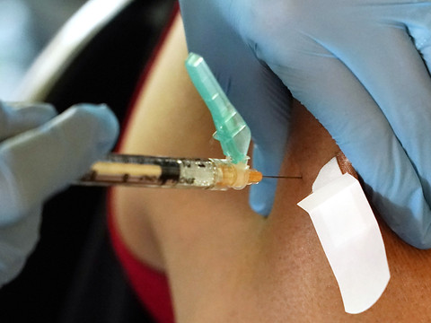 Vaccin anti-Covid: les experts de l'OMS pour une deuxième dose de rappel