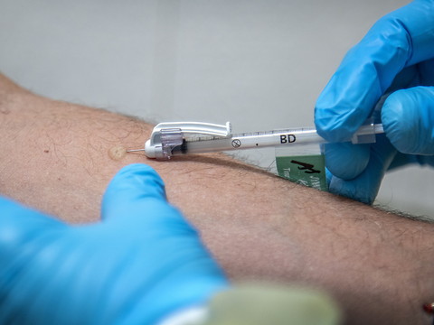 L'UE autorise l'injection du vaccin avec une dose moindre