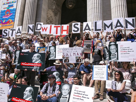 A New York, le monde littéraire rend hommage à Salman Rushdie