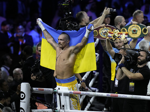 Pour l'Ukraine, Usyk conserve ses titres