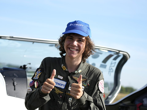 A 17 ans, un pilote d'ULM bat le record du tour du monde en solo