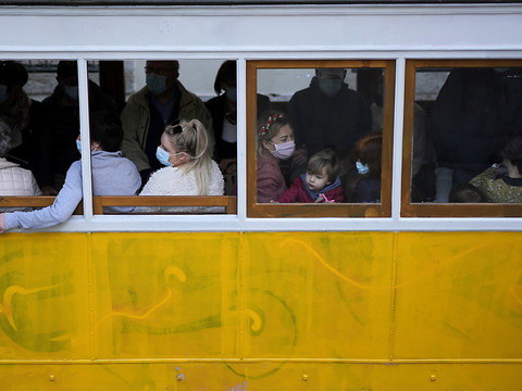 Le Portugal met fin au masque obligatoire dans les transports