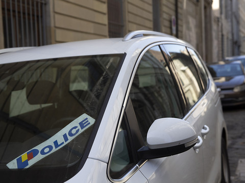 Homme torsu nu à l'Université avec un couteau interpellé à Genève