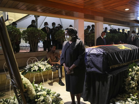 Luanda rend hommage à dos Santos en pleine contestation électorale