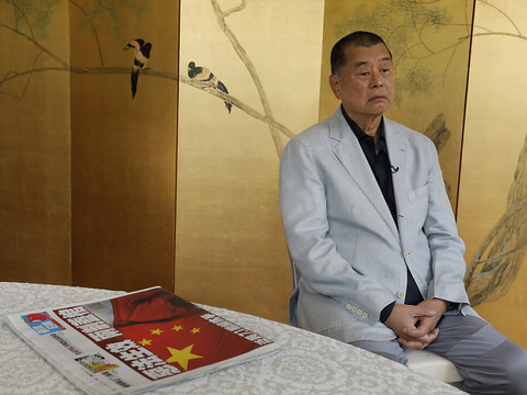 Hong Kong: un juge autorise la fouille des téléphones du patron de presse Jimmy Lai