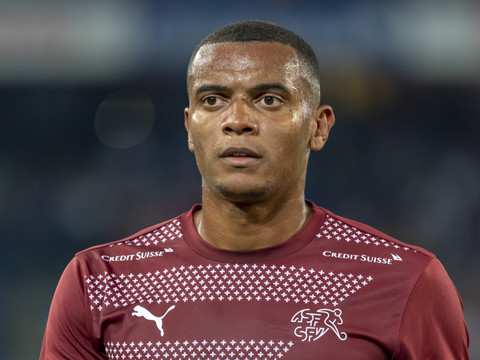 Manuel Akanji pisté par Manchester City