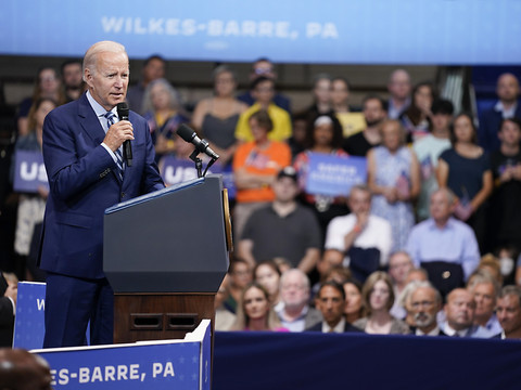 Biden se lance résolument dans la campagne pour les législatives