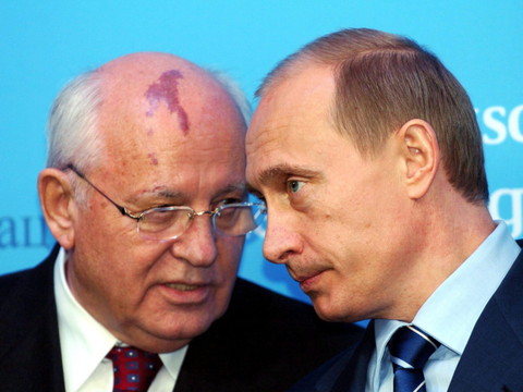 Gorbatchev: hommage en Occident, sobres 
