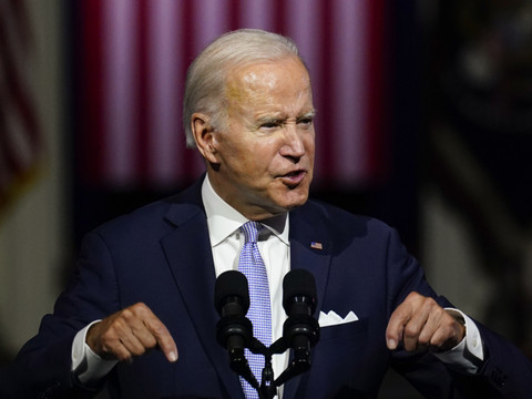Biden, avec une virulence rare, dénonce l'
