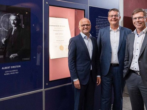 Le certificat de doctorat d'Albert Einstein est de retour à Zurich