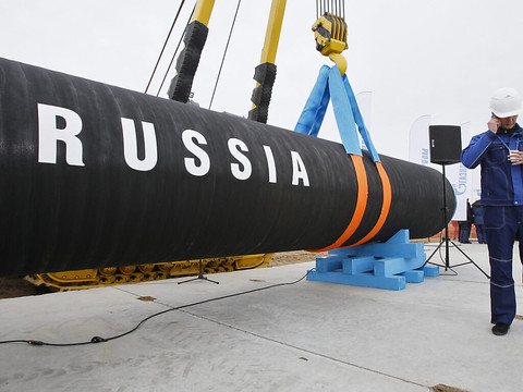 Le G7 plafonne le prix du pétrole russe, Moscou coupe le gazoduc