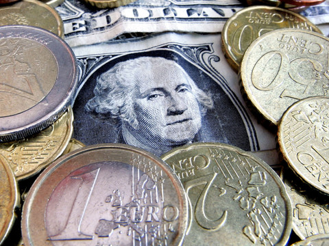L'euro atteint un nouveau plancher depuis 20 ans face au dollar