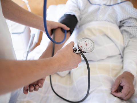 La Suisse accueille les premières personnes civiles malades