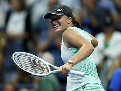 Swiatek rejoint Sabalenka en demi-finales