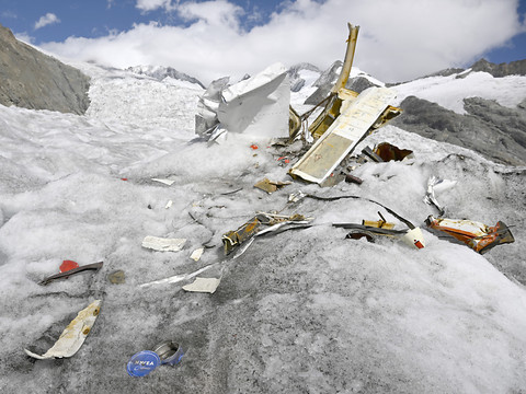 L'épave d'un avion disparu en 1968 héliportée en plaine en Valais