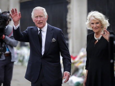 Charles III promet de servir les Britanniques toute sa vie
