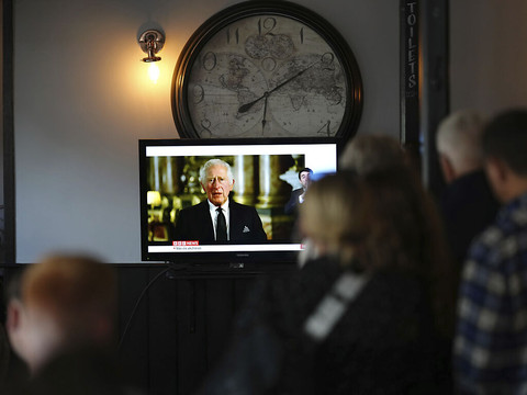 Charles III promet de servir les Britanniques toute sa vie