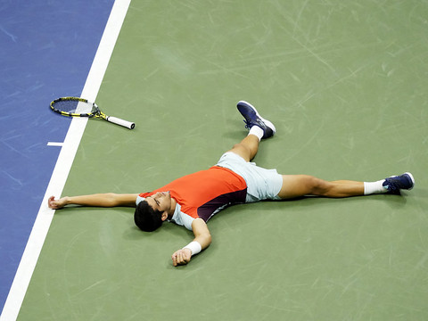 Alcaraz s'impose pour la troisième fois de suite en cinq sets